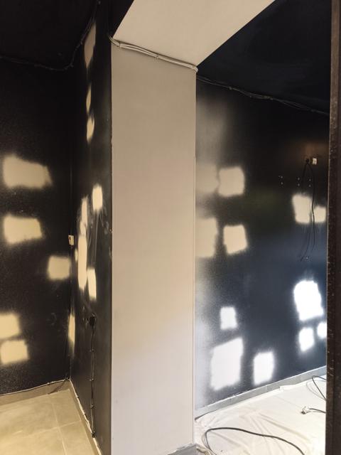 Reprises d'enduit sur mur sombre — KSC Peinture